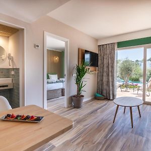 Superior  Pool Side Apartment